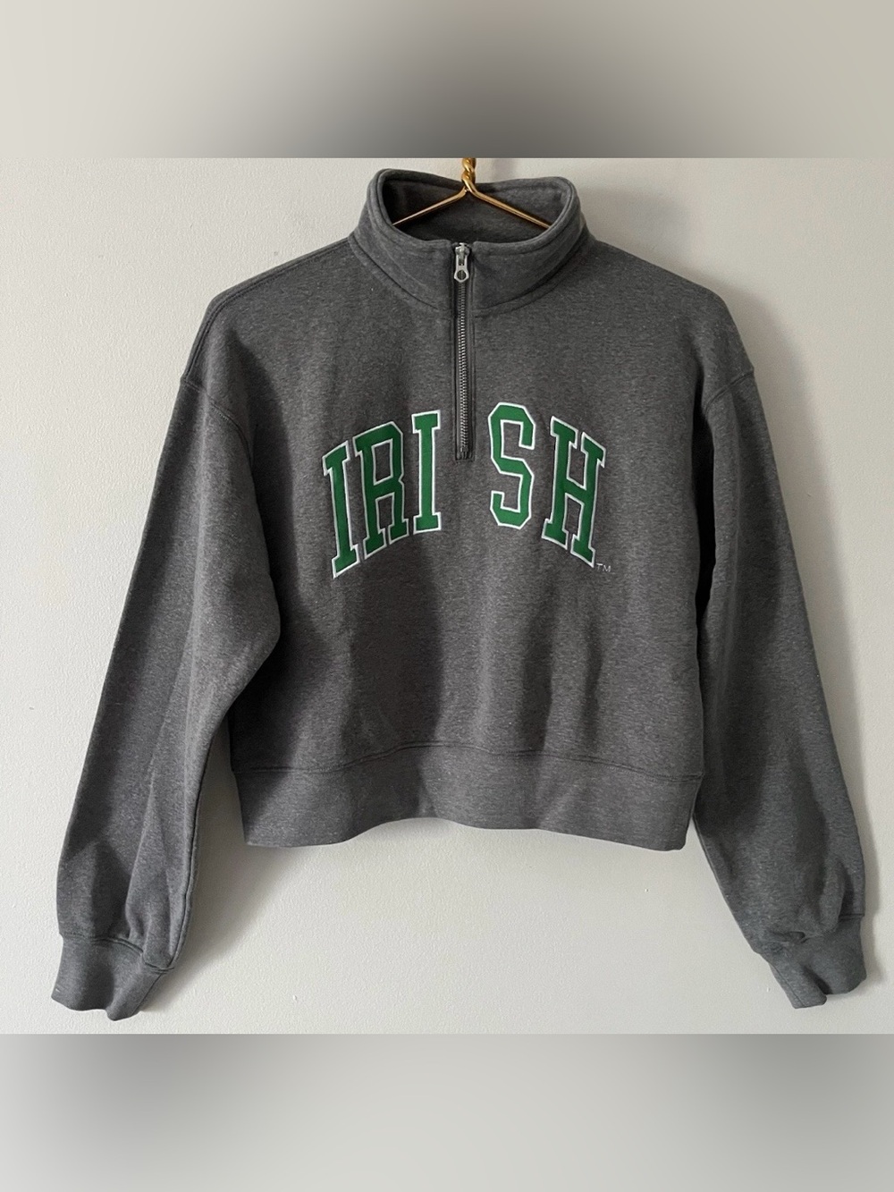 NWT Zoozatz Notre Dame Fighting Irish Women’s Cropped Quarter Zip Pullover M Top
